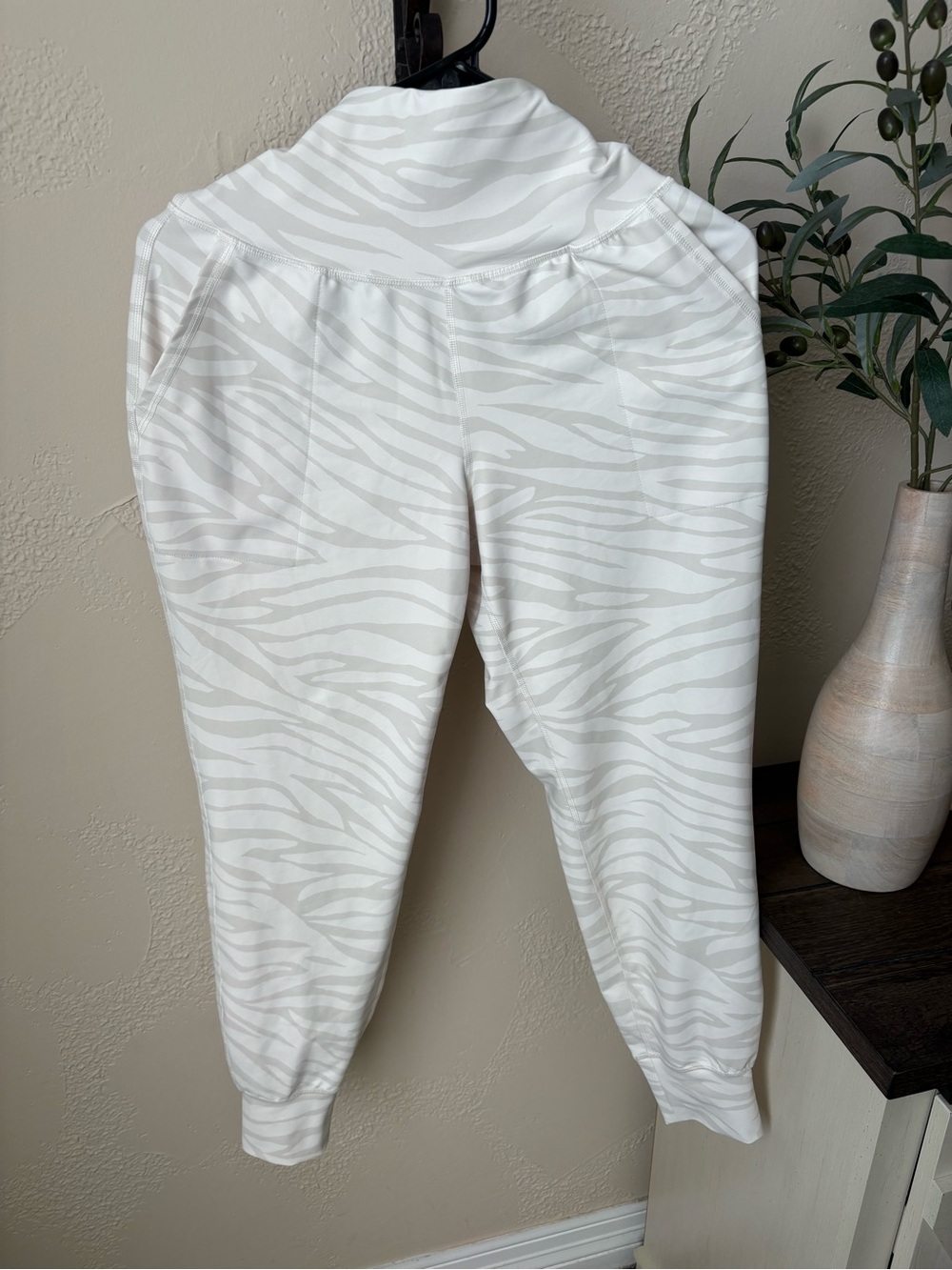 Old Navy Women's White Zebra Print Jogger Pants